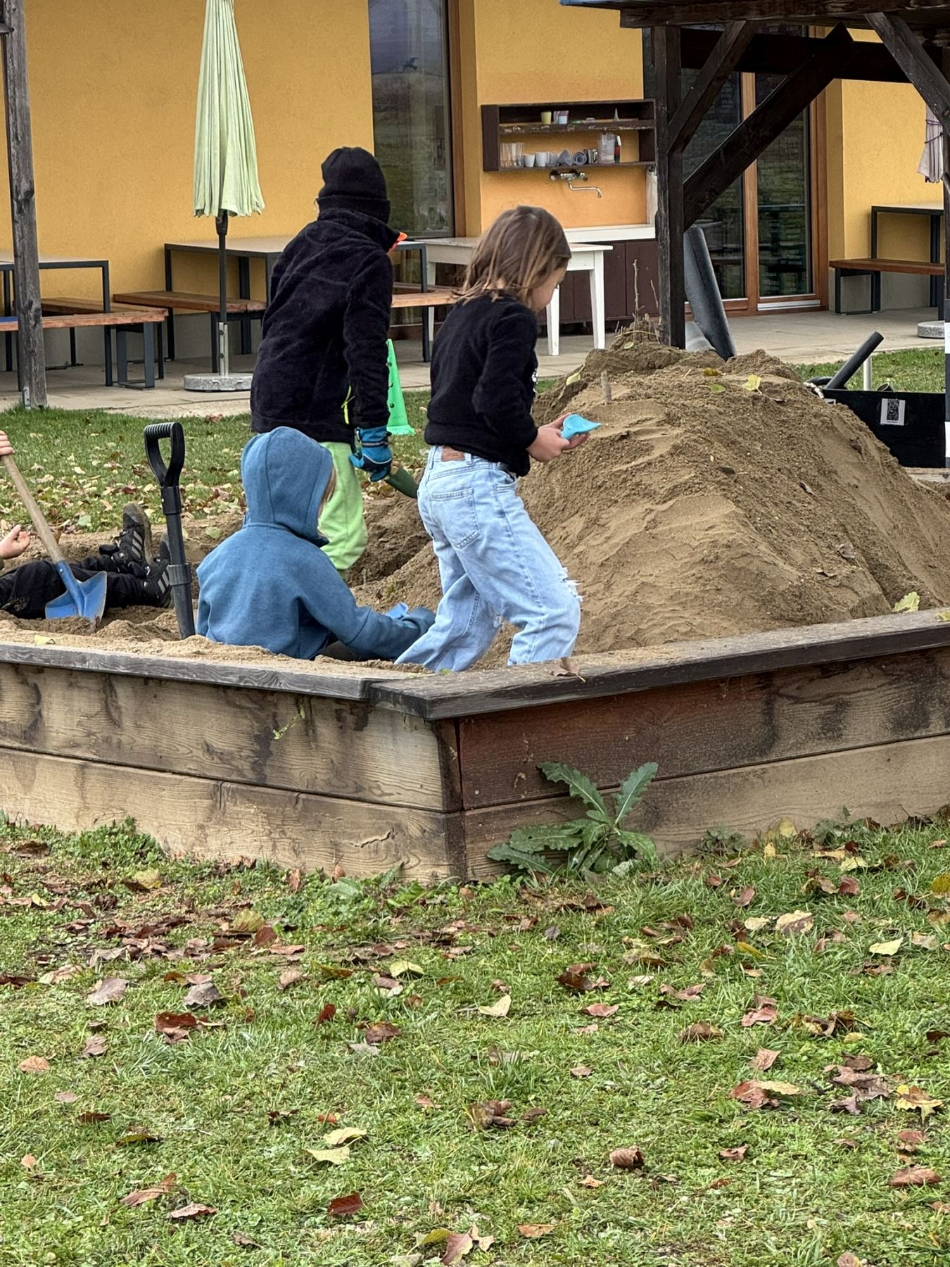 2025-11-14 Spielen im Garten und Hof P